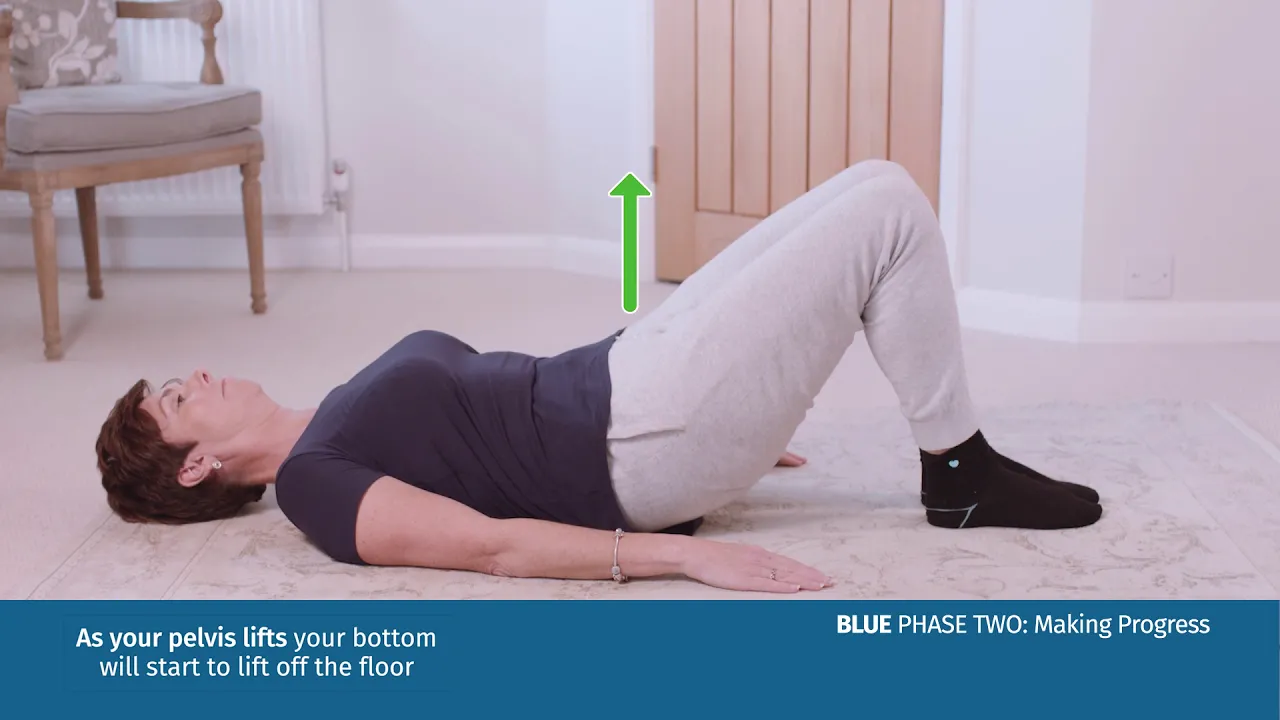 바닥에 누워 있는 사람