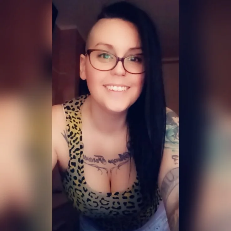 una donna che indossa gli occhiali