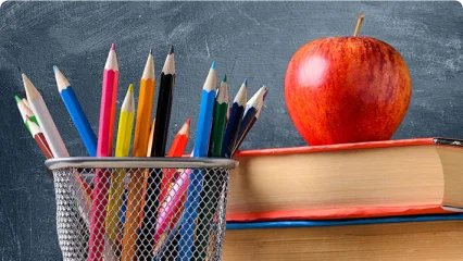 Bir sepet içinde bir grup kalem ve kurşun kalem