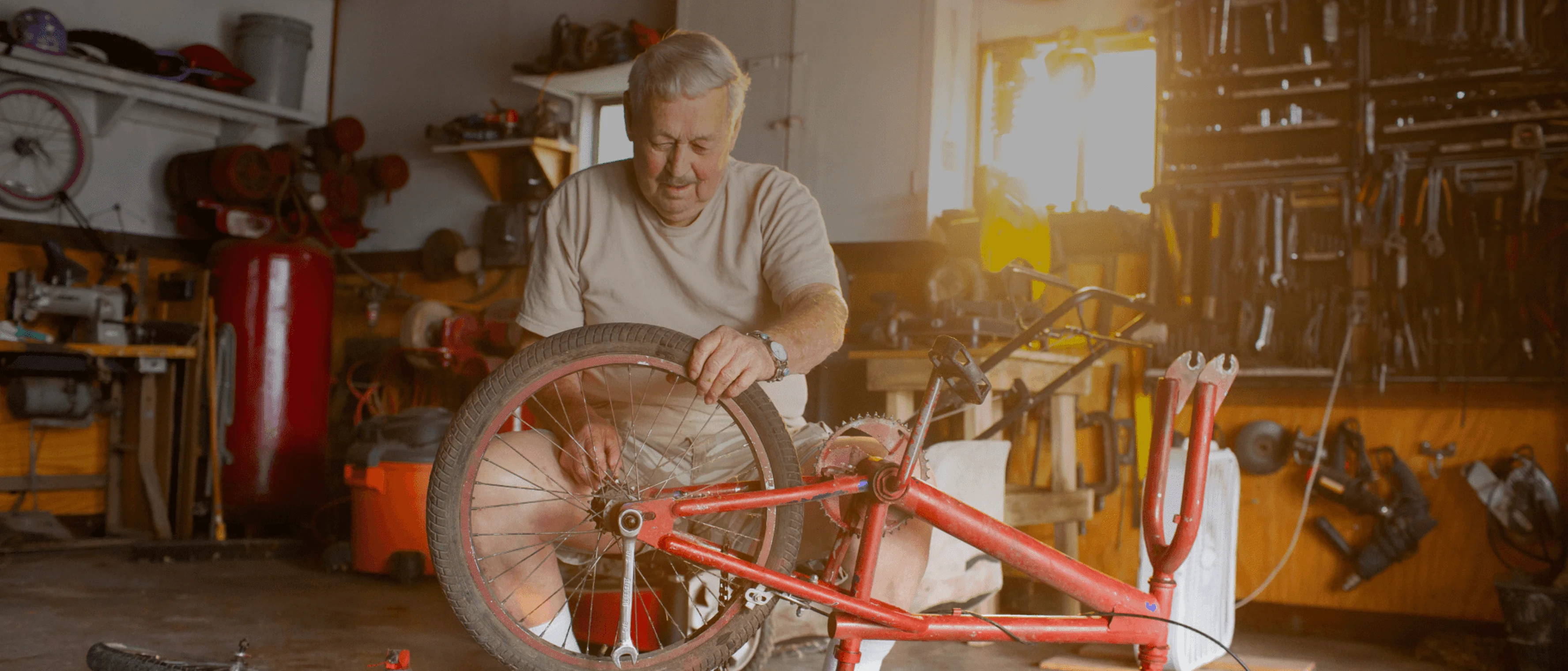 en person som jobber på sykkel