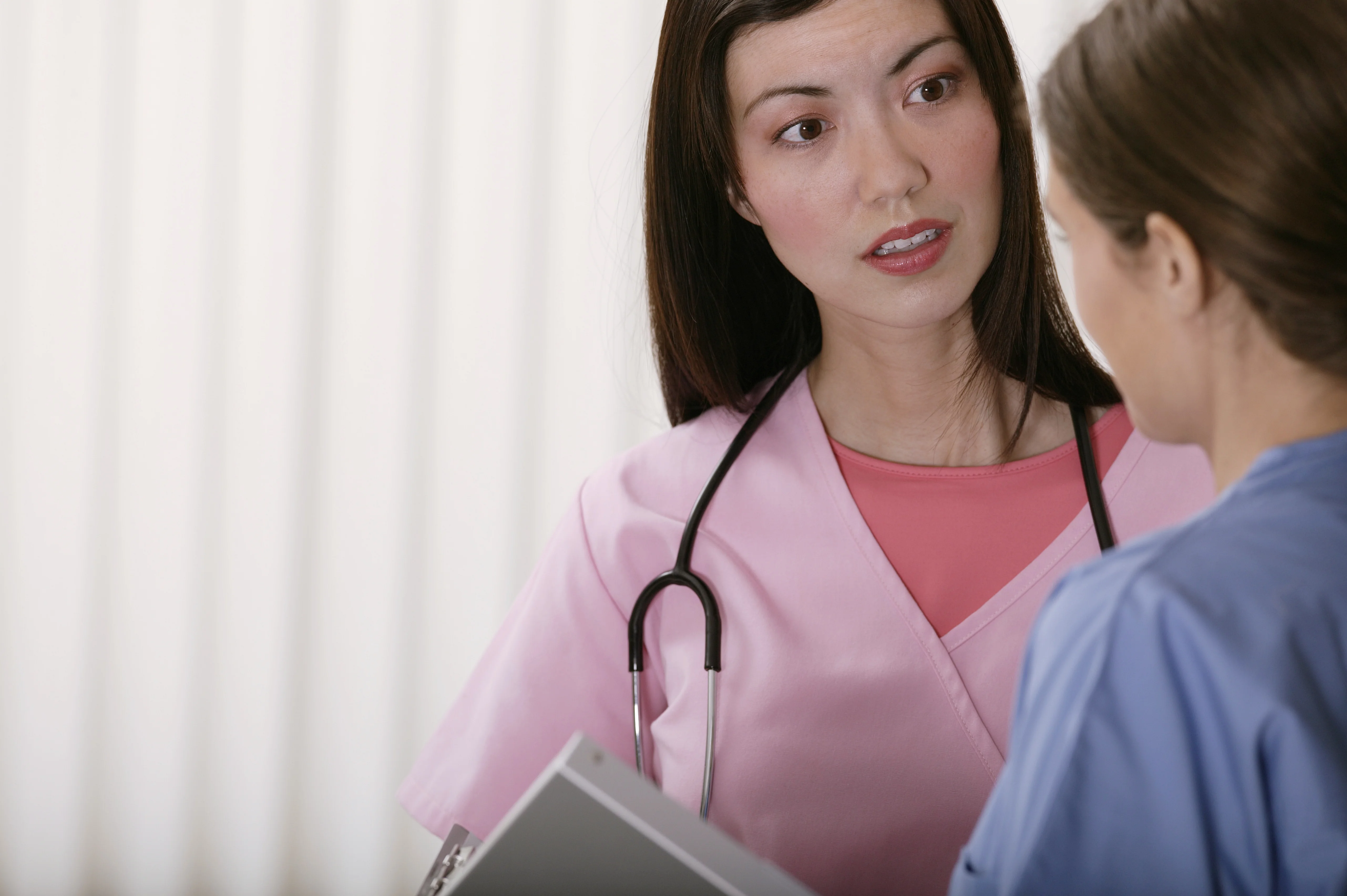 un medico che parla con un paziente