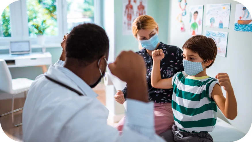 uma pessoa e uma criança usando máscaras