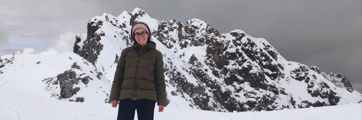 雪の中に立っている人