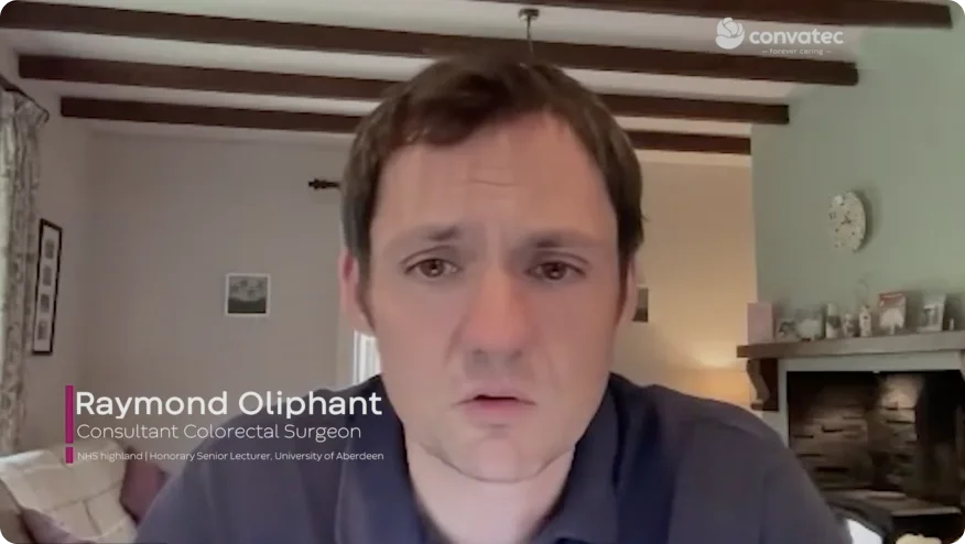 uma pessoa tirando uma selfie