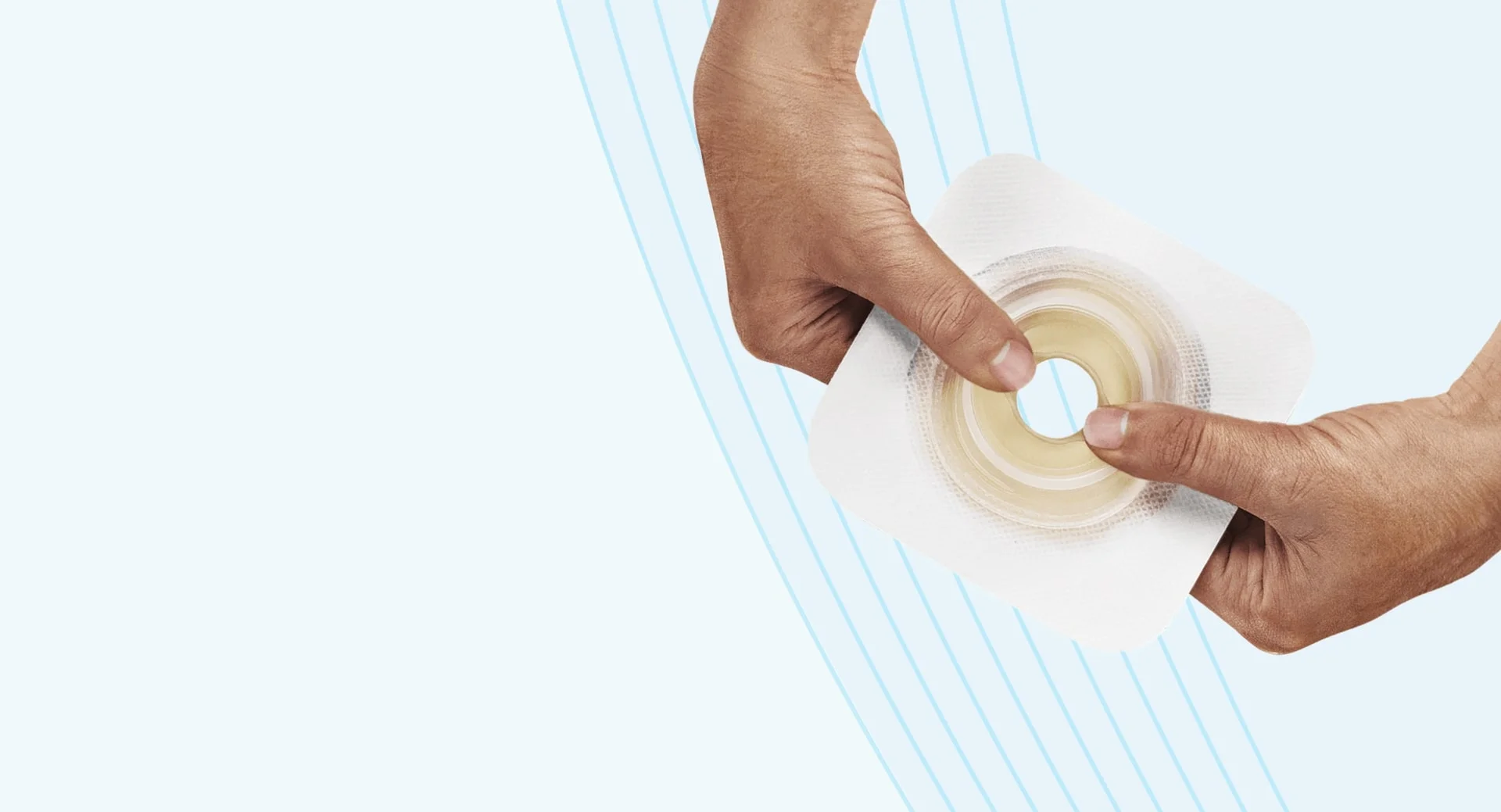 바닥판을 들고 있는 손