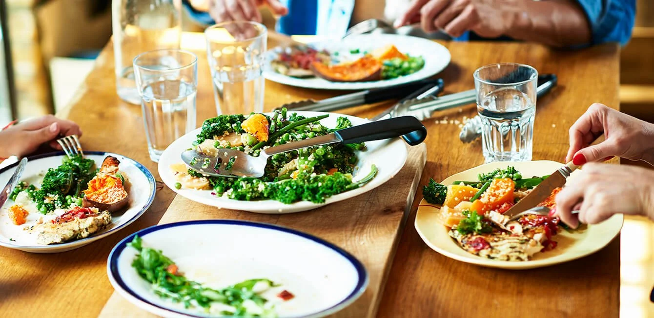 テーブルは食べ物でいっぱいです