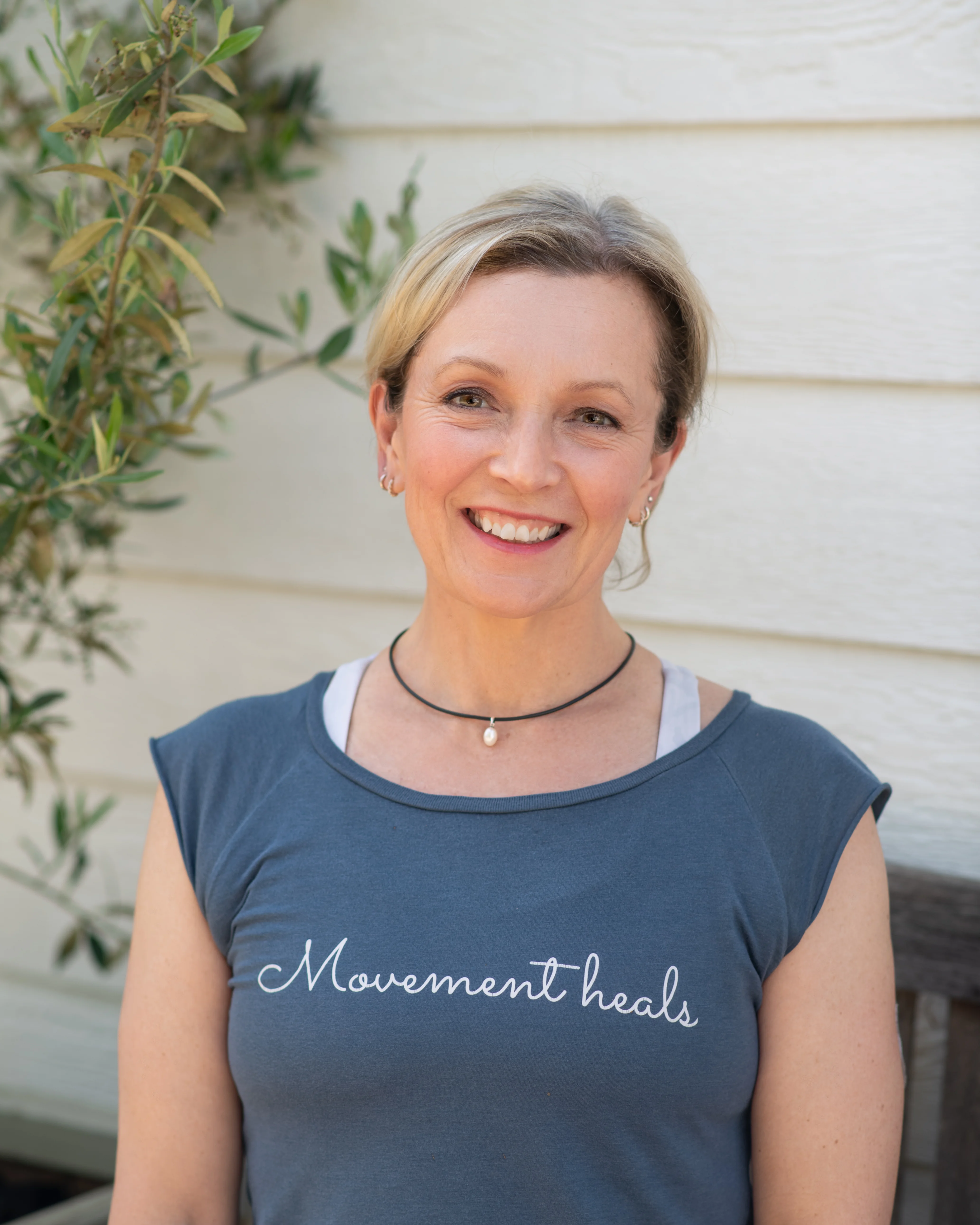 カメラに向かって微笑む女性