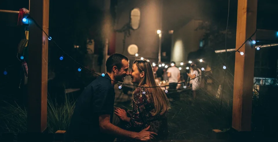 bozkávajúci sa muž a žena