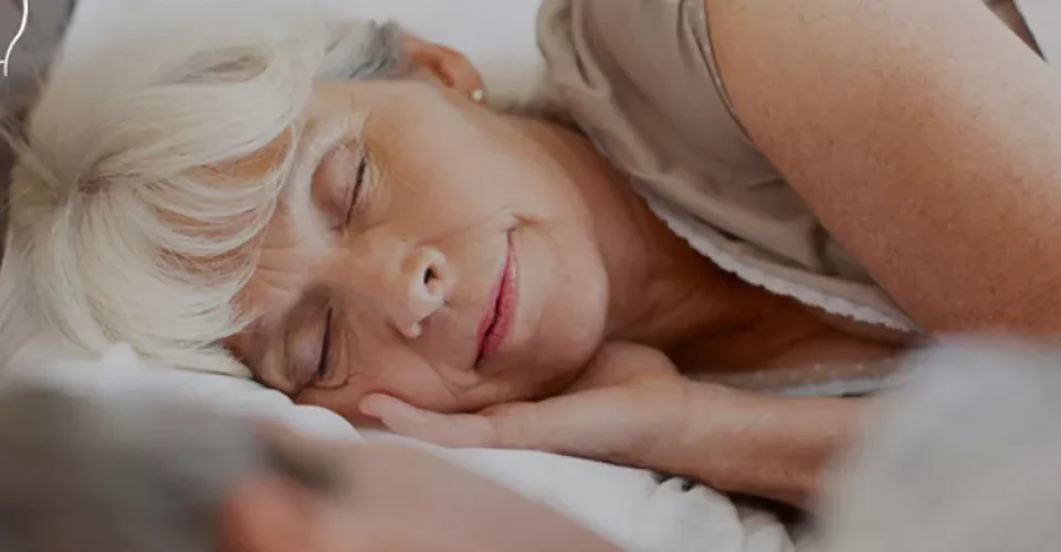 osoba ležiaca na posteli