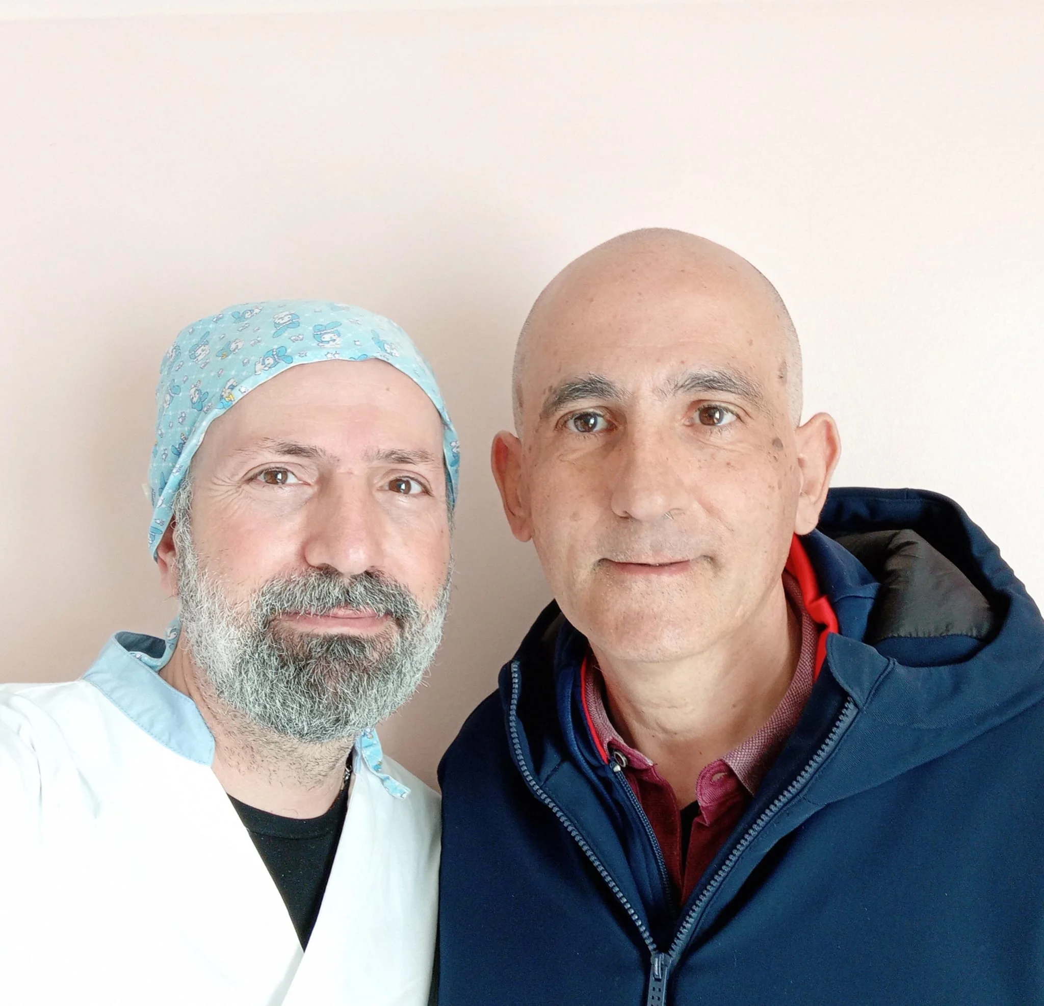 un paio di uomini in posa per la macchina fotografica