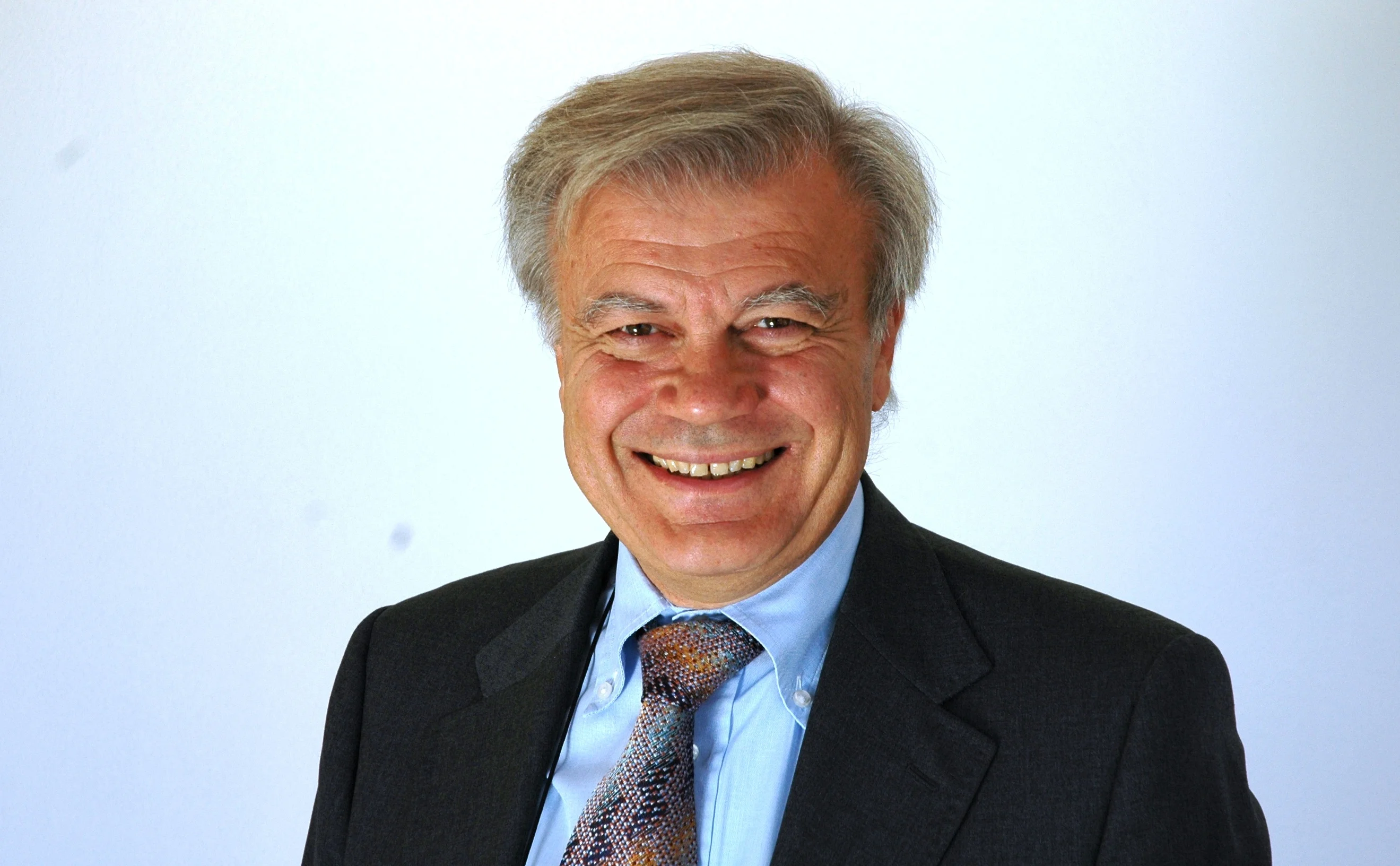 笑顔のスーツ姿の男