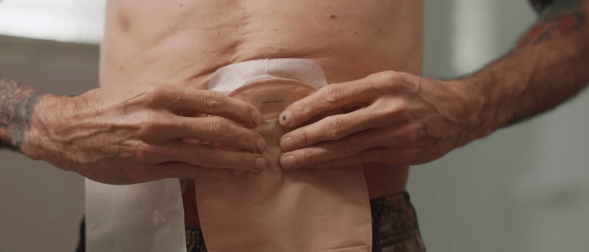 컵을 들고 있는 손의 클로즈업