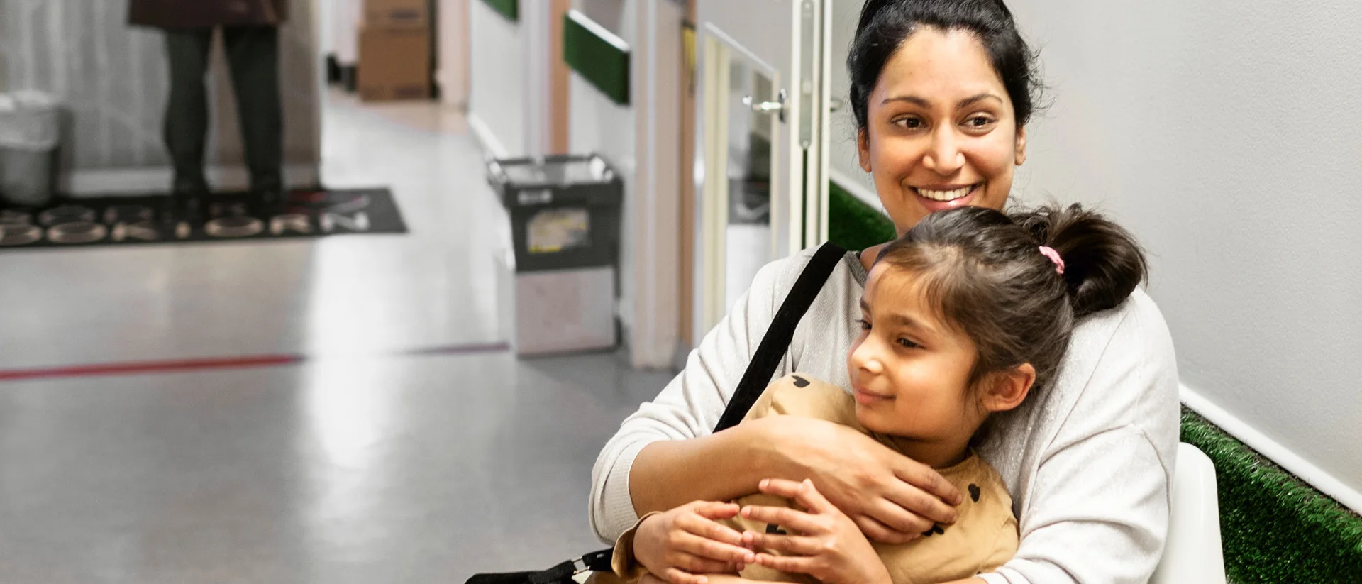 eine Person, die ein Baby hält