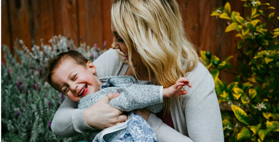 žena držiaca malé dieťa