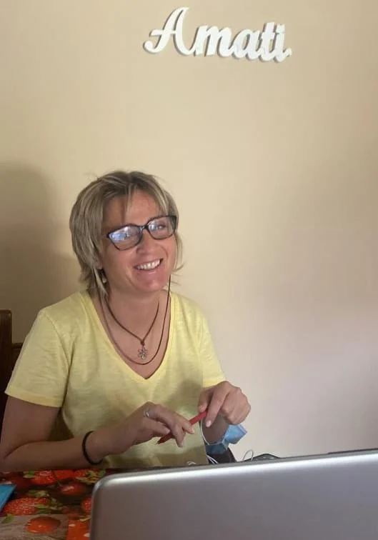 テーブルに座る女性