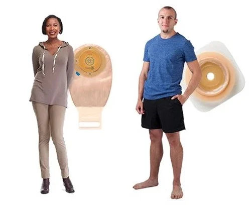 一男一女拿著 Esteem™ + 一體式可模塑排水袋和 Natura Durahesive 手風琴法蘭可塑皮膚屏障。