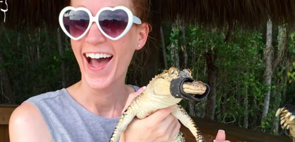 žena držiaca jaštericu