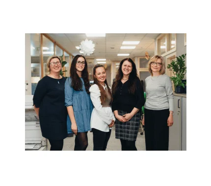 Skupina žen pózujících pro fotografii