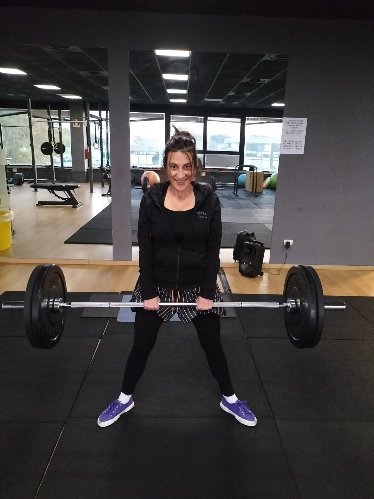 una donna in piedi su un bar