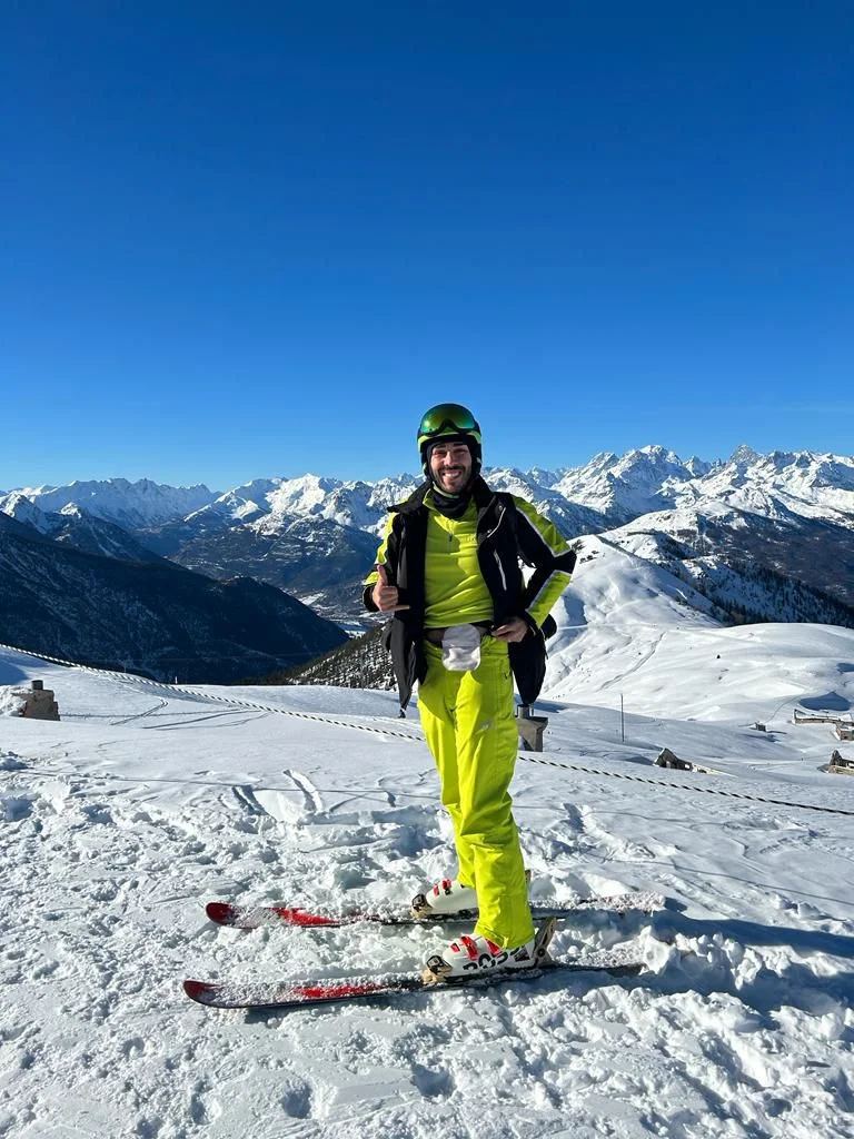 un uomo in attrezzatura da sci su una montagna innevata