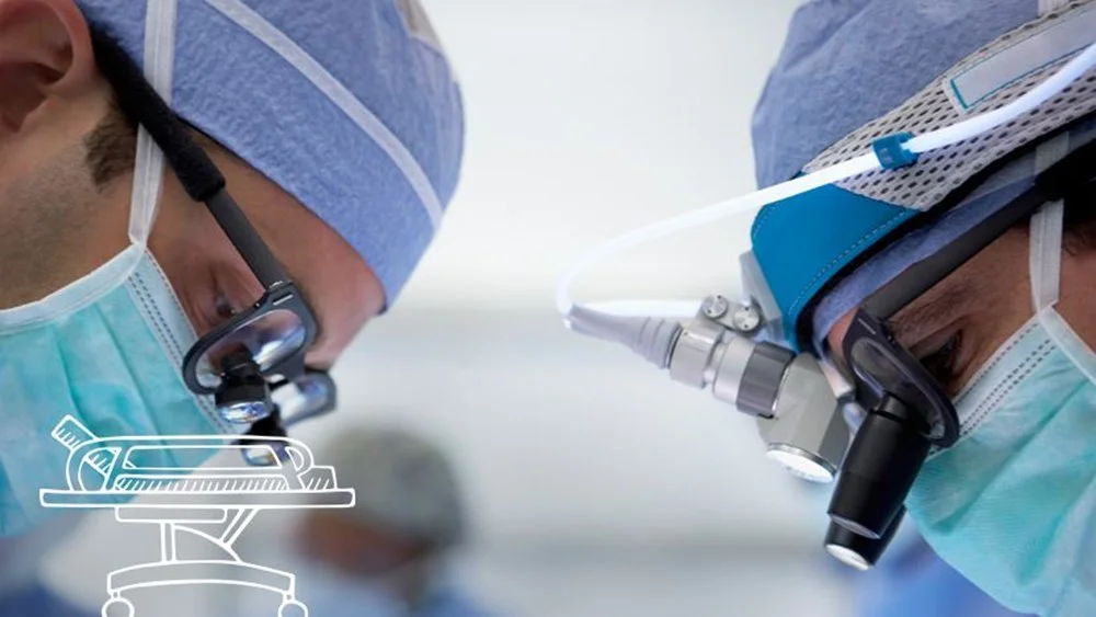 en person som bærer en maske og en maske