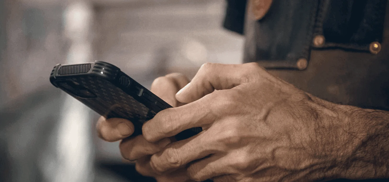 elinde telefon tutan bir kişi