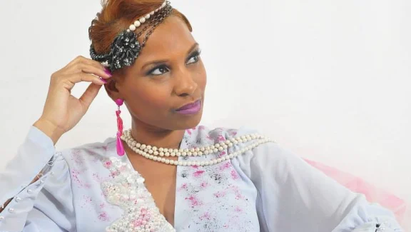 osoba s pokrývkou hlavy