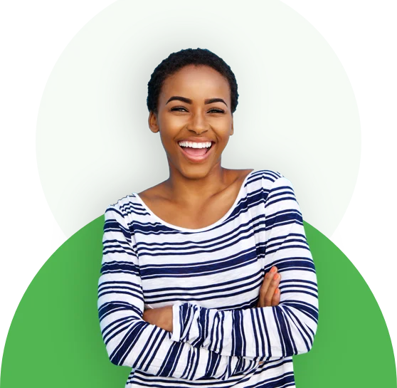 una mujer con una camisa a rayas