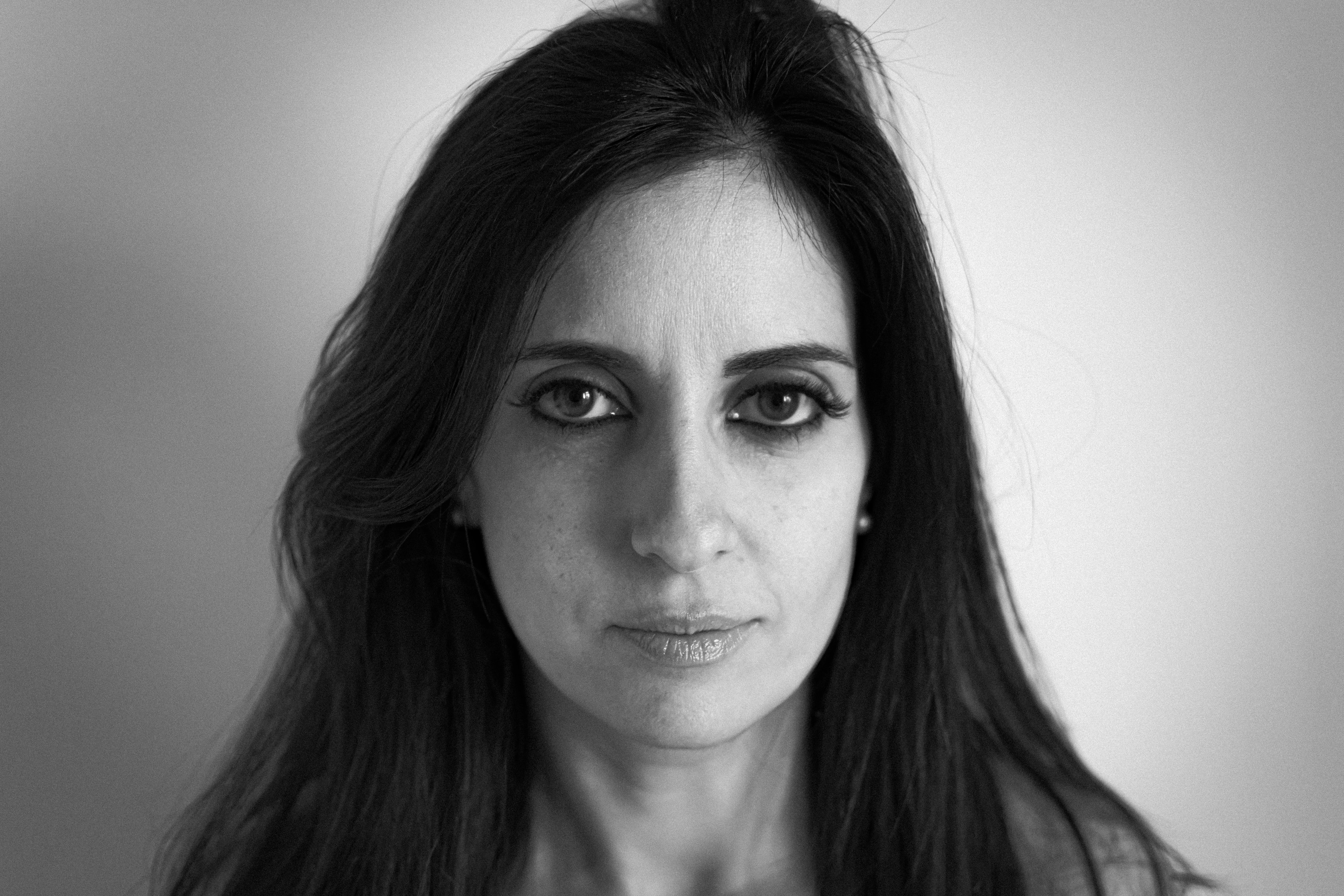 una donna con i capelli lunghi